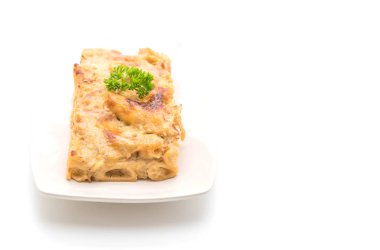 peynir ve beyaz arka plan üzerinde izole jambon ile pişmiş penne makarna