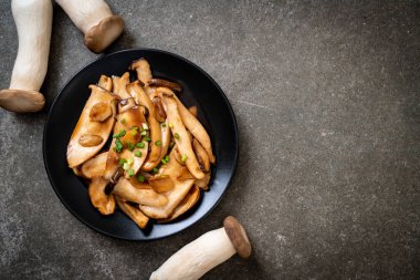 İstiridye soslu kızarmış kral istiridye mantarı. Sağlıklı, vejetaryen ya da vejetaryen yemek tarzı.