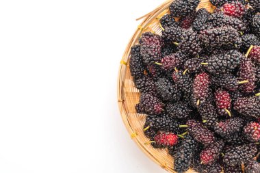 Beyaz arka planda izole edilmiş taze dut.