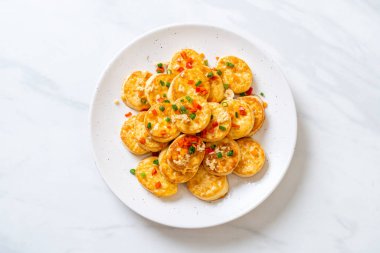 Sahanda yumurta yumuşak tofu sarımsak - sağlıklı, vegan ve sebze gıda tarzı