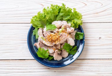 Soslu ve sebzeli haşlanmış balık sosu.