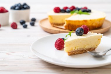 Ev yapımı cheesecake taze ahududu ve yaban mersini ile