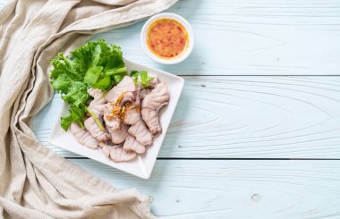 Soslu ve sebzeli haşlanmış balık sosu.