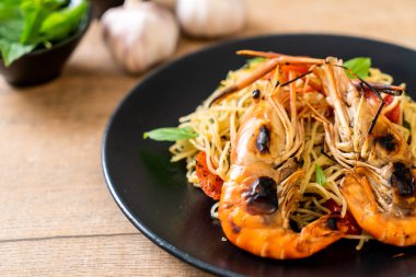 ızgara karides ve domates - İtalyan Füzyon gıda tarzı ile tavada kızartılmış spagetti