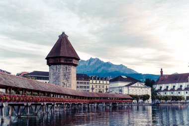 Tarihi kent merkezi, Lucerne (Luzern) İsviçre'deki ünlü Şapel Köprüsü ile.