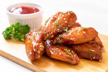 Beyaz susamlı ızgara tavuk kanadı.