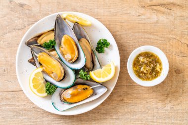 deniz ürünleri midye maydanoz ve limon ile
