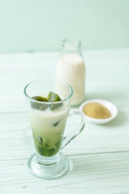 Matcha yeşil çay buzlu cam sütlü