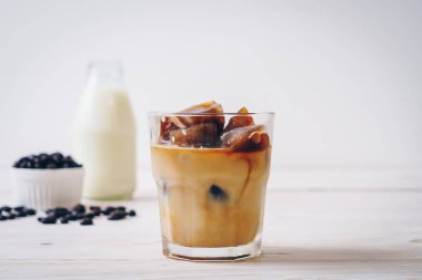 ahşap masa üzerinde sütlü kahve buz küpleri