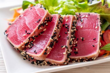 Taze ton balığı ve sebze salatası. Sağlıklı yemek.