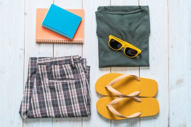 Gezgin, yaz tatili ahşap arka plan üzerinde erkek casual kıyafetler