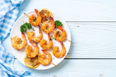 Limon - deniz ürünleri tarzı ile ızgara kaplan karides şiş