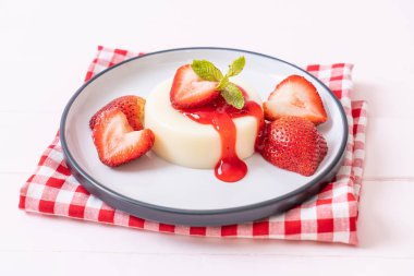 taze çilek - sağlıklı yemek ve tatlı ile yoğurt puding
