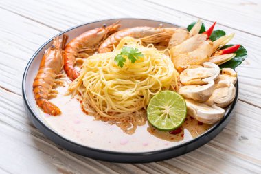 Baharatlı karides spagetti makarna (Tom Yum Goong) - İtalyan Füzyon gıda tarzı