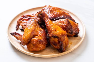 Masada ızgara ve ızgara tavuk.