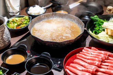 Güveç Japon Shabu Shabu ve Sukiyaki - Japon gıda tarzı