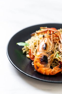 ızgara karides ve domates - İtalyan Füzyon gıda tarzı ile tavada kızartılmış spagetti