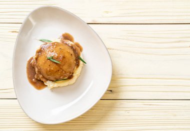 Ev yapımı soslu patates püresi.