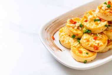 Sahanda yumurta yumuşak tofu sarımsak - sağlıklı, vegan ve sebze gıda tarzı