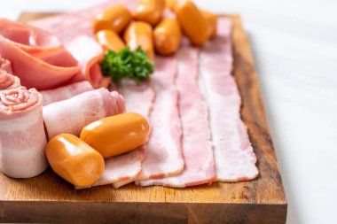 pastırma, sosis, jambon füme ve barbekü pastırma ahşap tahta üzerinde
