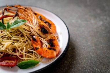 ızgara karides ve domates - İtalyan Füzyon gıda tarzı ile tavada kızartılmış spagetti
