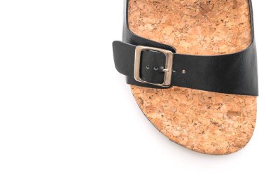 Beyaz arka planda izole erkek deri sandaletleri.