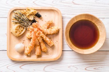 karides tempura (hırpalanmış kızarmış karides) sebze - Japon gıda tarzı