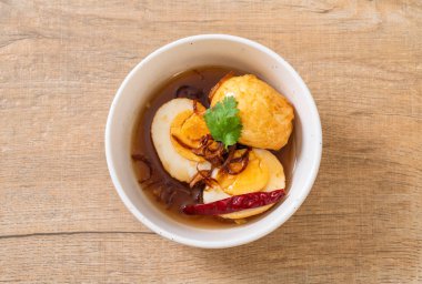 Tamarind soslu haşlanmış yumurta veya tatlı ve ekşi yumurta.