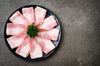 Çiğ domuz pastırma tabağa dilimlenmiş