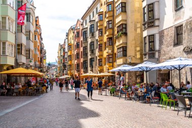 Innsbruck, Avusturya - 29 Ağustos 2019: Innsbruck şehir merkezi ile lots-in insanlar ve sokak kafeleri İnnsbruck, Tyrol, Avusturya