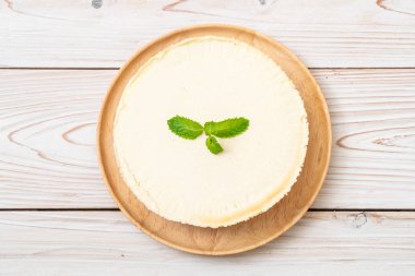 Ahşap zemin üzerine nane ile ev yapımı cheesecake