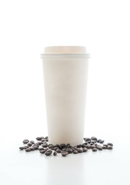 Kağıt bardak beyaz arka plan üzerinde izole paket servisi olan restoran kahve