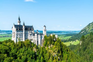 Neuschwanstein Şatosu Almanya'da Bavyera Alpleri, mavi gökyüzü ile güzel mimari