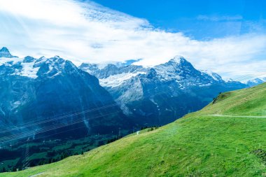 Güzel Alps dağ Grindelwald, İsviçre mavi gökyüzü ile