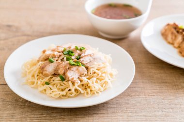 Kızarmış tavuklu şehriye - Asya usulü