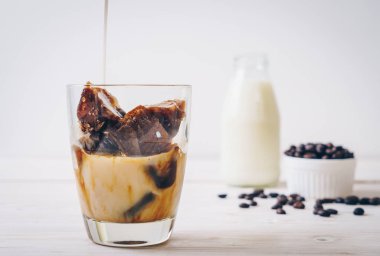 ahşap masa üzerinde sütlü kahve buz küpleri