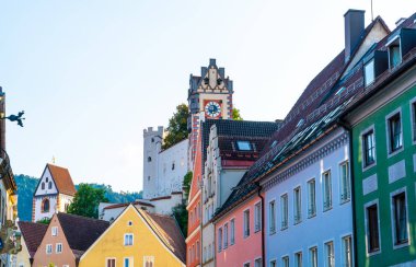 Eski kasaba Fussen Almanya tarihi sokakta güzel mimari evler.