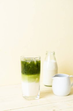 Buzlu kibrit yeşil sütlü latte.