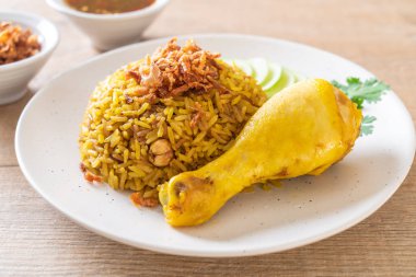 Tavuk - Müslüman gıda tarzı ile Müslüman sarı pirinç