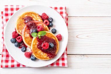 Taze ahududu ve yabanmersinli gözleme.