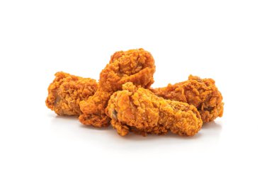 Beyaz arka plan üzerinde izole kızarmış baharatlı tavuk kanadı