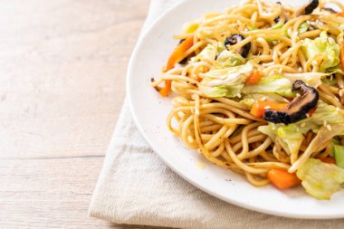 tavada kızartılmış yakisoba noodle sebzeli - vegan ve vejetaryen yiyecekler