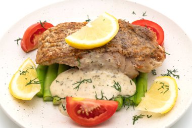 Beyaz arka plan üzerinde izole vagetable ile biftek ızgara balığı balık