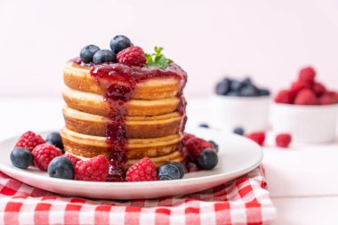 Taze ahududu ve yabanmersinli gözleme.