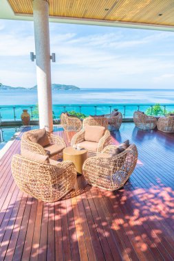 boş veranda sandalye ve masa deniz görünümü arka plan ile