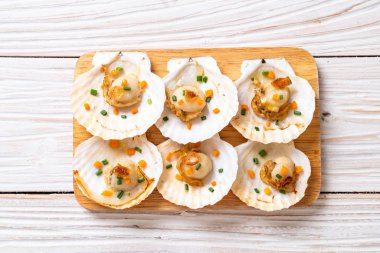 Kızarmış deniz tarağı, tereyağı ve sarımsak.