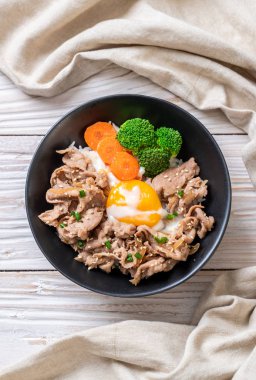 Donburi, domuz eti Pilav kasesi onsen yumurta ve sebze - Japon gıda tarzı