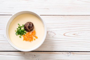 sebze, mantar ve havuç ile ev yapımı haşlanmış yumurta