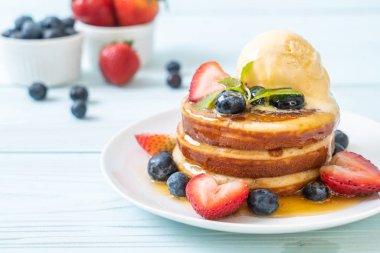 Yabanmersinli gözleme, çilek, bal ve vanilyalı dondurma.