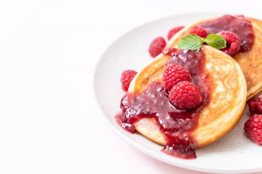 Taze ahududu ve frambuaz sos ile sufle gözleme